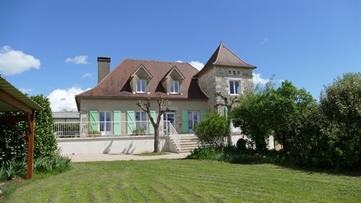 Quercy house built in 1980 type 6 with 2500m² garden, Gramat area