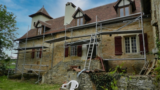 For sale Figeac magnificent restored stone building, more than 300 m² of living space, land 4 318 m²