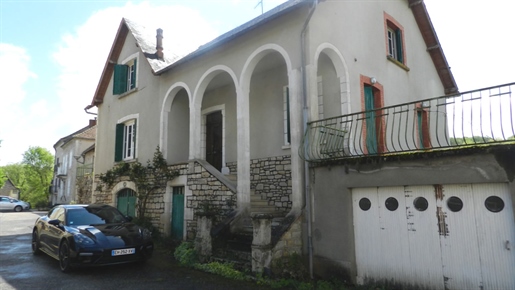A vendre secteur Lacapelle maison de village 5 chambres, terrain 660 m².