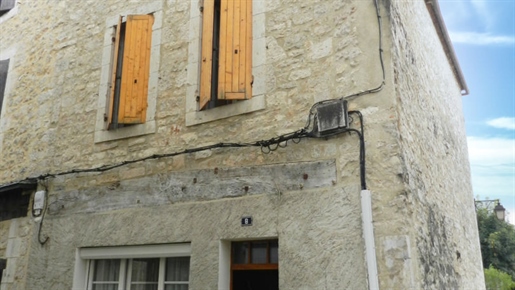 For sale Gramat center, old stone house, 4 bedrooms, courtyard and outbuilding.