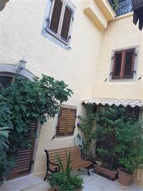 Helrenoverat 17th. Århundrade venetiansk villa i Agios Mattheos, Korfu.