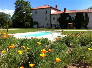Casa charmosa com piscina em Auvergne