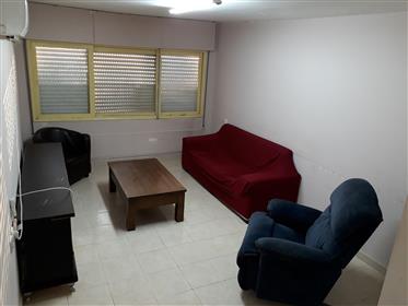 Przestronny, jasny i cichy apartament, odnowiony, w Beersheba 