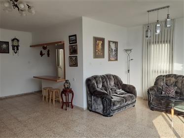 Apartamento espaçoso, brilhante e tranquilo, reformado, em Rishon LeTsiyon