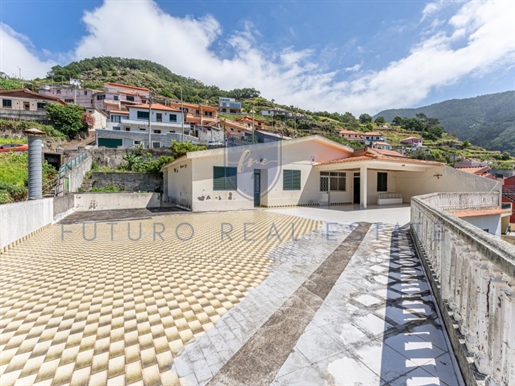 House 4 Bedrooms + 1 | Commercial Space | Machico