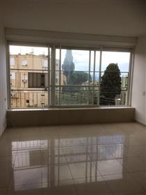 Rymlig, ljus och lugn lägenhet, 94 Kvm, i Haifa