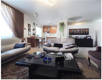Útulný a modernizovaný 4-izbový byt, 102 M², Kadima Tzoranin