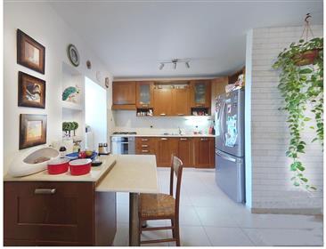 Acogedor y renovado apartamento de 4 habitaciones, 102 M2, Kadima Tzoranin
