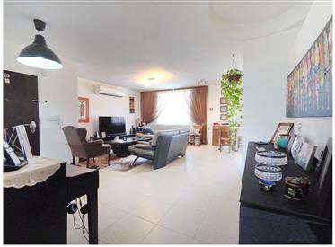 Appartement confortable et surclassé de 4 chambres, 102 M², Kadima Tzoranin