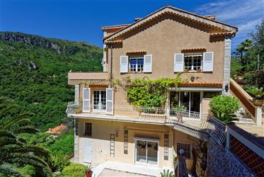 Elegante villa met zes slaapkamers met een prachtig uitzicht