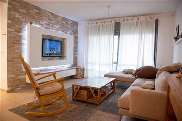 Ontworpen en opgewaardeerd appartement, 100M², in Hadera
