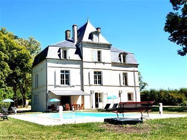 Charmigt Château med privat pool och panoramautsikt över vingårdarna 