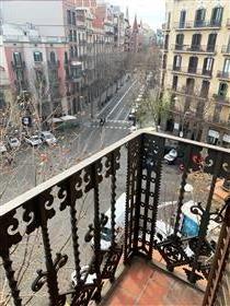 Красивая модернистская квартира в самом сердце Барселоны