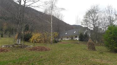 Stuning property between lake and mountains+1,3 ha park and pool