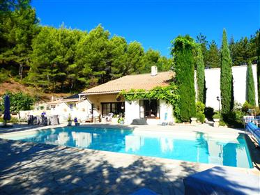 Prachtige authentieke Provençaalse villa aan de voet van de Mont-Ventoux met fenomenaal zicht op de 