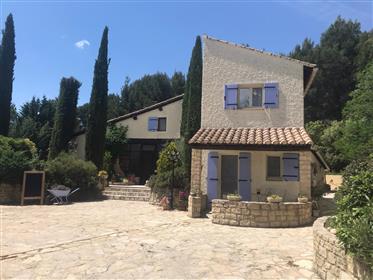 Smuk autentisk provencalsk villa ved foden af Mont-Ventoux med fænomenal udsigt over 