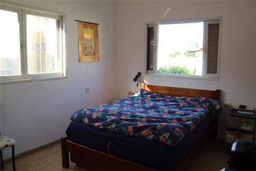 Een appartement met 2 slaapkamers in Tel Aviv