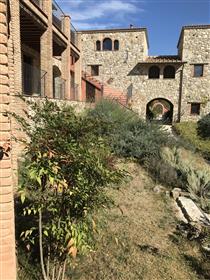 Leilighet i pittoresk landsby med privat hage og felles basseng i sentrum av Umbria