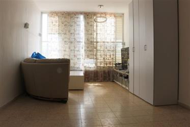 Apartament cu 4 camere, 110 mp, prim loction, in Rishon LeTsiyon