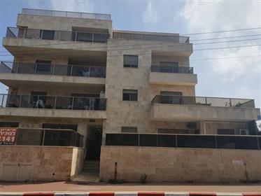 Ny lägenhet, 130 Kvm, rymlig, ljus och tyst, i Netanya