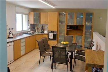 Casa espaçosa, brilhante e tranquila, 255 m², em Hod HaSharon