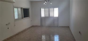 Privat hus, 387 kvm, rummeligt, lyst og roligt, i Ashdod