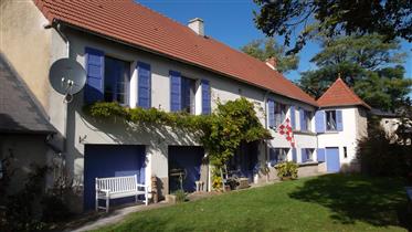 Puy de Dome, región de Auvernia, cerca de Montaigut y Combraille, una cómoda casa con casa de campo