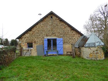 Puy de Dome, region Auvergne, poblíž Montaigutu a Combraille, pohodlný dům s chatou a d