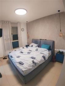 Novo apartamento espaçoso, brilhante e tranquilo, 114 Sqm, em Ashkelon